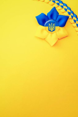Ukrayna 'nın sarı arka planı. Sarı üzerine izole edilmiş Ukrayna çiçek mızrağı sembolü. Dayanışma Ukrayna kavramı