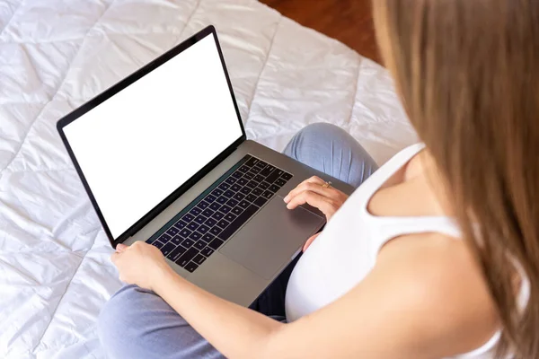 Schwangerschafts Attrappe Schwangere Mit Leerem Laptop Bildschirm Mobile Schwangerschafts Online — Stockfoto