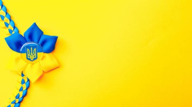Ukrayna geçmişi. Sarı pankartta izole edilmiş Ukrayna çiçek mızrağı sembolü. Düz yat, boşluğu kopyala