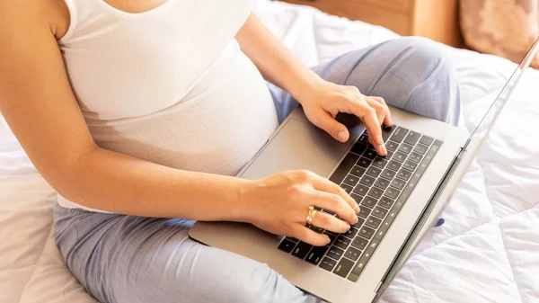 Schwangere Computer Schwangere Mit Digitalem Laptop Mobile Schwangerschaftsanwendung Internet Konzept — Stockfoto