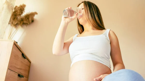 Bebedora Agua Embarazada Embarazo Joven Madre Beber Agua Una Mujer — Foto de Stock