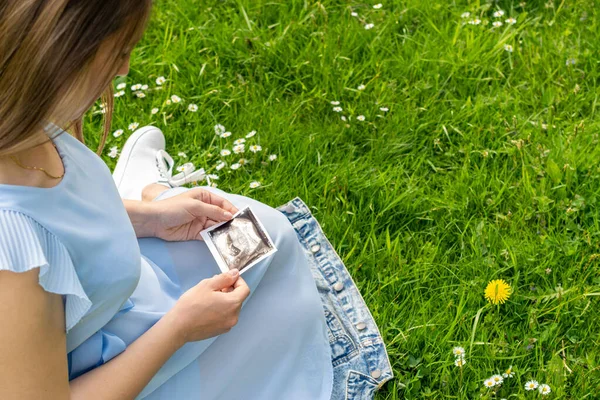 Ultrasound Image Pregnant Baby Photo Woman Holding Ultrasound Pregnancy Picture — Stock Photo, Image