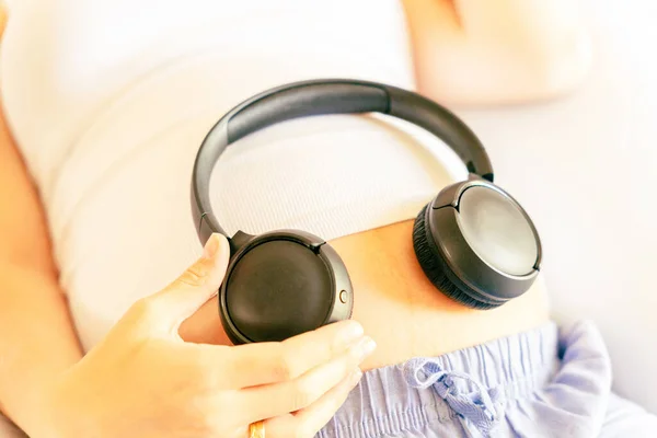 Terhes Zenész Hallgat Terhes Zenét Hallgat Anya Hasa Figyelj Fejhallgató — Stock Fotó