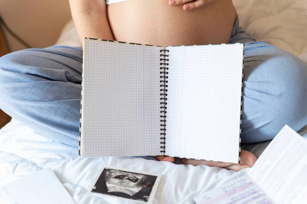 Szülés Ellenőrzőlista Terhes Gyönyörű Terhességi Aki Csekklistát Boldog Terhes Kezében — Stock Fotó