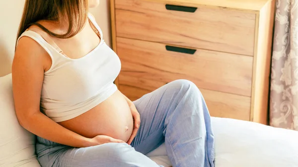 Γιόγκα Διαλογισμού Εγκυμοσύνης Νεαρή Έγκυος Μητέρα Διαλογίζεται Ενώ Κάθεται Στάση — Φωτογραφία Αρχείου