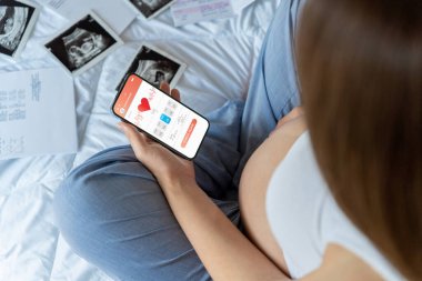 Hamilelik uygulaması. Taşınabilir hamilelik çevrimiçi annelik başvurusu. Hamile anne telefon kullanıyor. Hamilelik, ilaç, eczacılık, sağlık ve insan konsepti