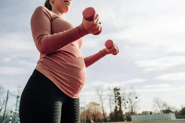 怀孕健康 产前健康运动锻炼适合户外运动 怀孕妇女训练瑜伽运动 怀孕瑜珈运动 — 图库照片