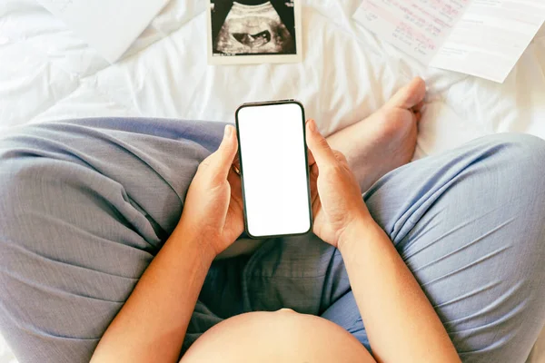 Terhesség Okostelefon Képernyő Terhes Okostelefonnal Gúnyolódik Mobil Terhesség Online Anyaság — Stock Fotó