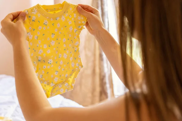 Женская Детская Одежда Счастливая Молодая Беременная Мать Жёлтой Детской Одеждой — стоковое фото
