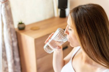 Hamile kadın suyu içiyor. Genç hamile anne su içiyor. Bebek bekleyen hamile bir kadın. Bir bardak su. Gebelik kavramı, doğum