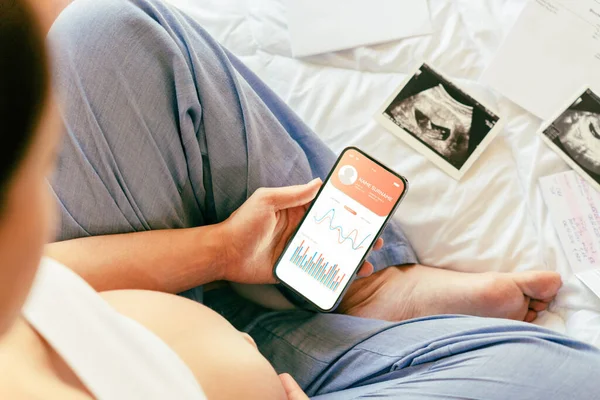 Hamilelik uygulaması. Taşınabilir hamilelik çevrimiçi annelik başvurusu. Hamile anne telefon kullanıyor. Hamilelik, ilaç, eczacılık, sağlık ve insan konsepti