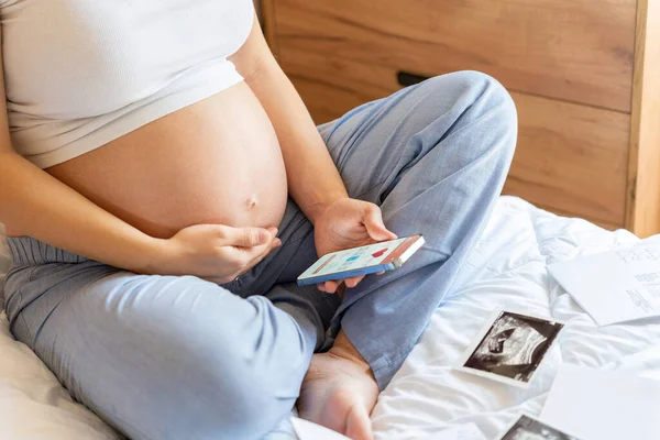 Schwangerschaftskalender App Mobile Schwangerschaftsanwendung Internet Schwangere Mutter Telefoniert Konzept Der — Stockfoto