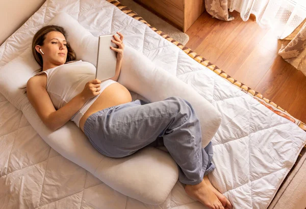 Schwangerschaft Digitales Tablet Schwangere Mit Digitalem Tablet Mobile Schwangerschaftsanwendung Internet — Stockfoto