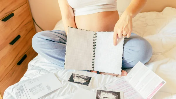 Bebê Lista Mulher Grávida Jovem Gravidez Mãe Segurando Bloco Notas — Fotografia de Stock