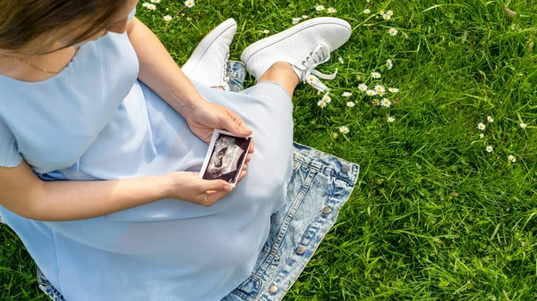 Ultrasound Image Pregnant Baby Photo Woman Holding Ultrasound Pregnancy Picture — Stock Photo, Image