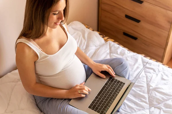 Ψηφιακό Λάπτοπ Εγκυμοσύνης Έγκυος Που Κρατάει Ψηφιακό Υπολογιστή Κινητό Εγκυμοσύνη — Φωτογραφία Αρχείου