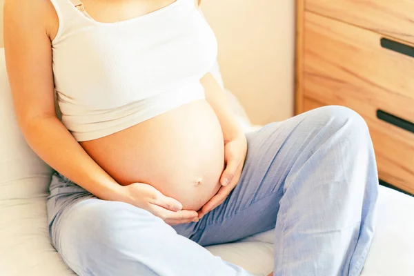 Meditación Saludable Durante Embarazo Mujer Embarazada Hermosa Meditando Mientras Está — Foto de Stock