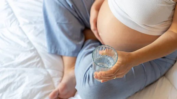 Έγκυος Γυναίκα Που Πίνει Νερό Νεαρή Μητέρα Έγκυος Πίνει Νερό — Φωτογραφία Αρχείου
