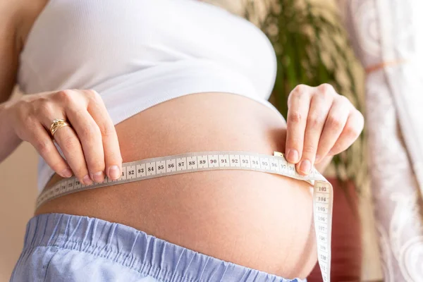 Gravid Mage Kvinna Mäta Glad Vacker Gravid Kvinna Med Tejp — Stockfoto