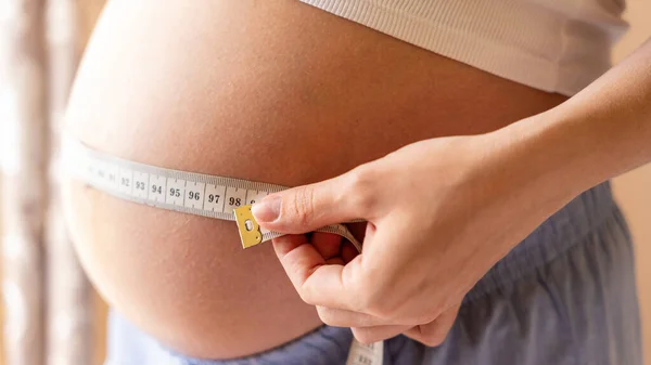 Medida Vientre Embarazada Feliz Hermosa Mujer Embarazada Con Cinta Métrica —  Fotos de Stock