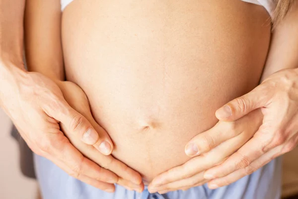 Las Manos Embarazadas Vientre Mujer Feliz Embarazo Mujer Marido Abrazando — Foto de Stock