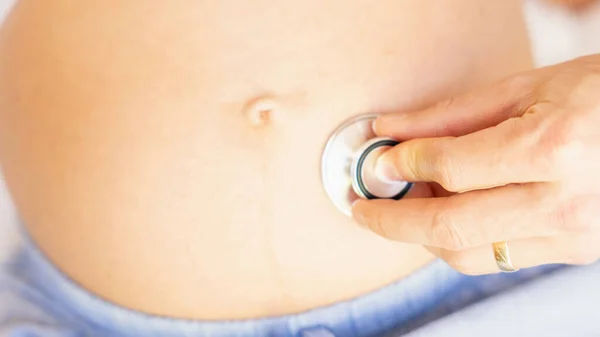 Terhes Nőgyógyász Kórház Orvosi Rendelő Terhességi Tanácsadónak Orvos Megvizsgálja Terhes — Stock Fotó
