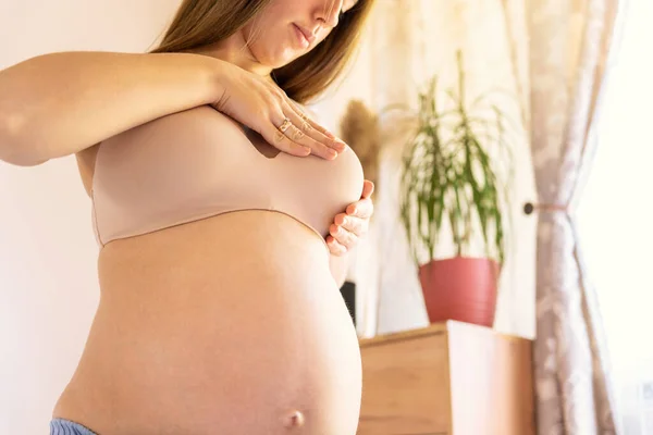 Kontroll Bröstcancer Gravid Kvinna Ung Gravid Kvinna Undersöker Bröst För — Stockfoto