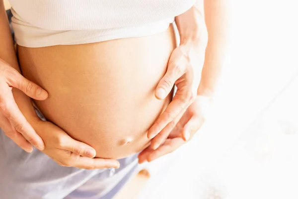 Las Manos Del Vientre Mujer Embarazada Feliz Embarazo Mujer Marido —  Fotos de Stock