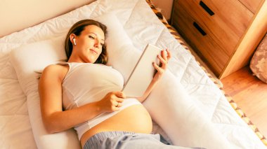 Hamilelik uygulaması tableti. Taşınabilir hamilelik çevrimiçi annelik başvurusu. Hamile anne dijital tablet kullanıyor. Hamilelik kavramı, annelik, bebek doğumu beklentisi