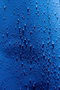 Su damlası deseni. Su sıçratma deseni. Seçici odaklanma. Damlacık yağmur dokusu sıçratır