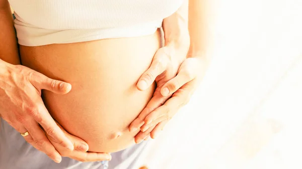 妊婦の腹の手 幸せな妊娠中の女性と夫妊娠中の腹を抱えている コンセプト妊産婦妊娠出産 — ストック写真