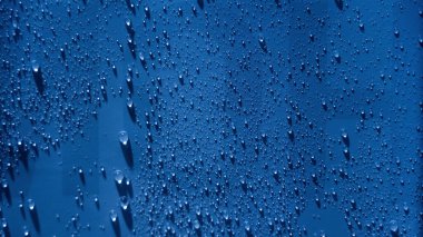 Su damlası deseni. Su sıçratma deseni. Seçici odaklanma. Damlacık yağmur dokusu sıçratır