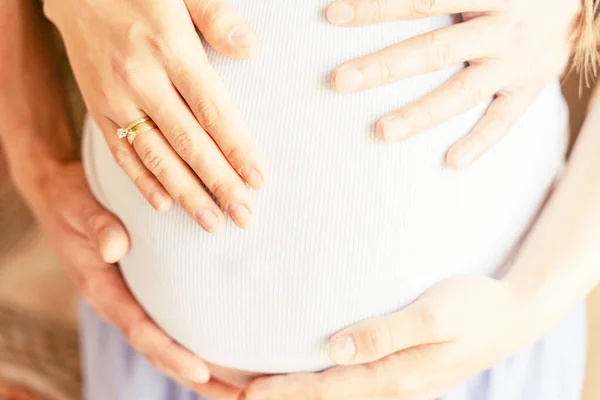 Έγκυοι Κοιλιακοί Ευτυχισμένη Εγκυμοσύνη Γυναίκα Και Άντρας Αγκαλιάζουν Έγκυο Κοιλιά — Φωτογραφία Αρχείου