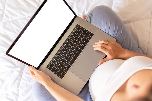 Schwangerschafts Attrappe Digitaler Laptop Schwangere Mit Leerem Laptop Bildschirm Mobile — Stockfoto