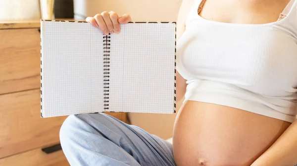 Lista Mulheres Grávidas Jovem Gravidez Mãe Segurando Bloco Notas Mulher — Fotografia de Stock