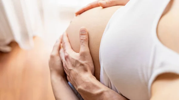 怀孕的女人 快乐的怀孕妇女和拥抱怀孕腹部的丈夫 预期分娩的概念 — 图库照片