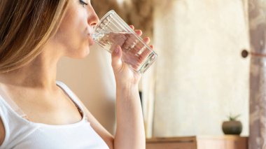 Hamile içki içen kadın. Güzel hamilelik suyu. Elinde bir bardak su tutan mutlu hamile kadın. Annelik kavramı, beklenti