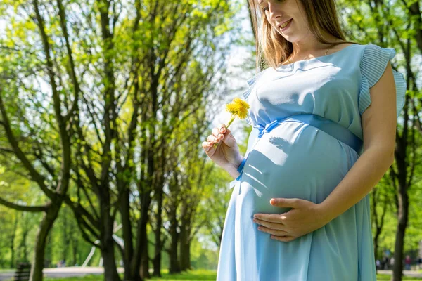 Zdravá Těhotná Žena Šťastná Matka Letním Parku Dětské Břicho Těhotná — Stock fotografie
