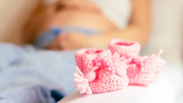 Buty Ciążowe Szczęśliwa Ciężarna Kobieta Trzymająca Różowe Dziecięce Buty Mały — Zdjęcie stockowe