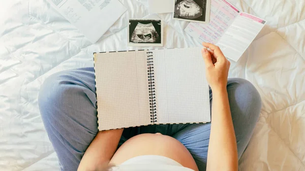 Szülés Ellenőrzőlista Terhes Gyönyörű Terhességi Aki Csekklistát Boldog Terhes Kezében — Stock Fotó