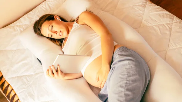 Frau Mit Tablette Mobile Schwangerschaftsanwendung Internet Schwangere Mit Digitalem Tablet — Stockfoto