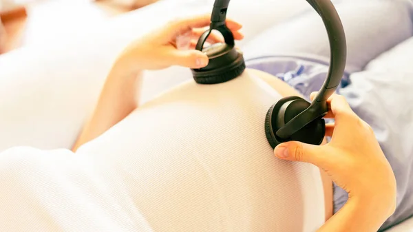 Terhességterápiás Zene Terhes Zenét Hallgat Anya Hasa Figyelj Fejhallgató Hang — Stock Fotó