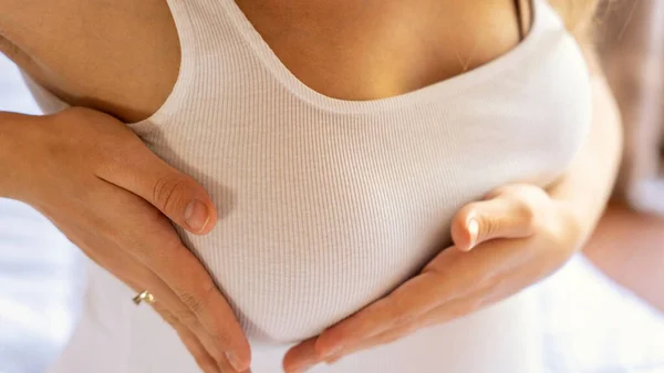 Проверка Рак Молочной Железы Счастливая Молодая Беременная Женщина Самообследование Проверка — стоковое фото