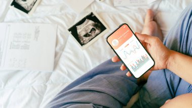 Hamilelik uygulaması. Taşınabilir hamilelik çevrimiçi annelik başvurusu. Hamile anne telefon kullanıyor. Hamilelik, ilaç, eczacılık, sağlık ve insan konsepti