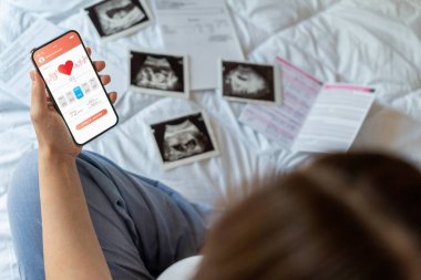 Hamilelik uygulaması. Taşınabilir hamilelik çevrimiçi annelik başvurusu. Hamile anne telefon kullanıyor. Hamilelik, ilaç, eczacılık, sağlık ve insan konsepti