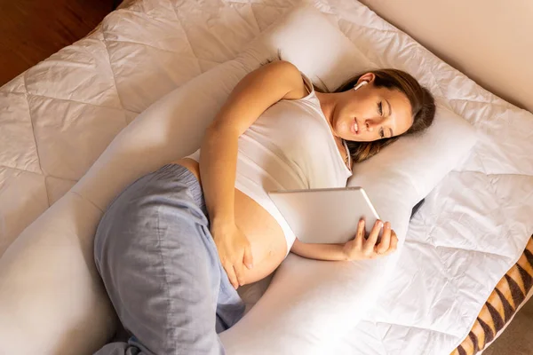 Gesundheits App Für Schwangerschaft Schwangere Mit Digitalem Tablet Mobile Schwangerschaftsanwendung — Stockfoto