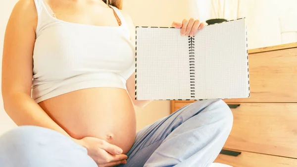 Lista Kobiet Ciąży Które Urodziły Dziecko Piękna Kobieta Ciąży Wypisuje — Zdjęcie stockowe
