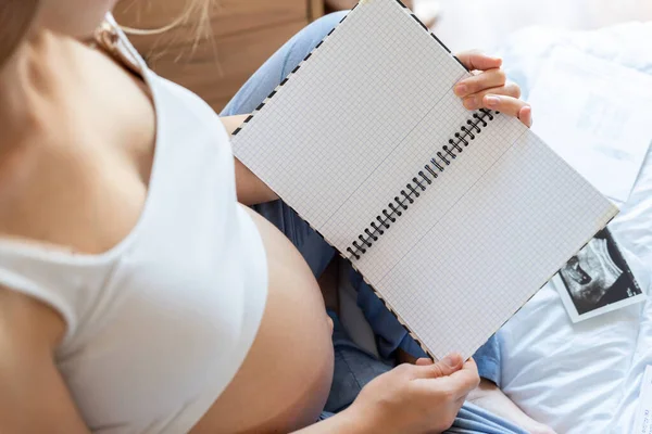 Lista Gravidanza Donna Che Scrive Bella Donna Incinta Scrittura Lista — Foto Stock