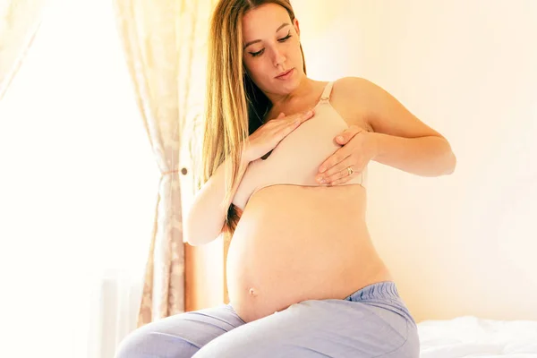 유방암에 임신부는 검진을 받는다 임신중인한 여성은 가슴에 있는지 검사한다 유방암자가 — 스톡 사진