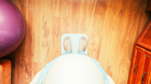 Aumentar Peso Mujer Embarazada Feliz Embarazo Mujer Pie Básculas Peso —  Fotos de Stock